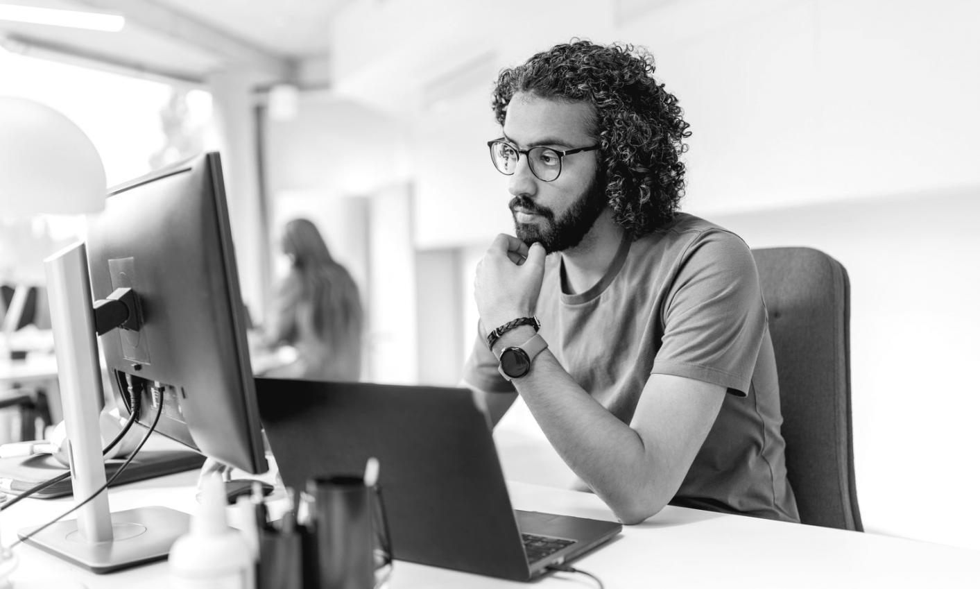 Команда финансовых аналитиков работает над проектом